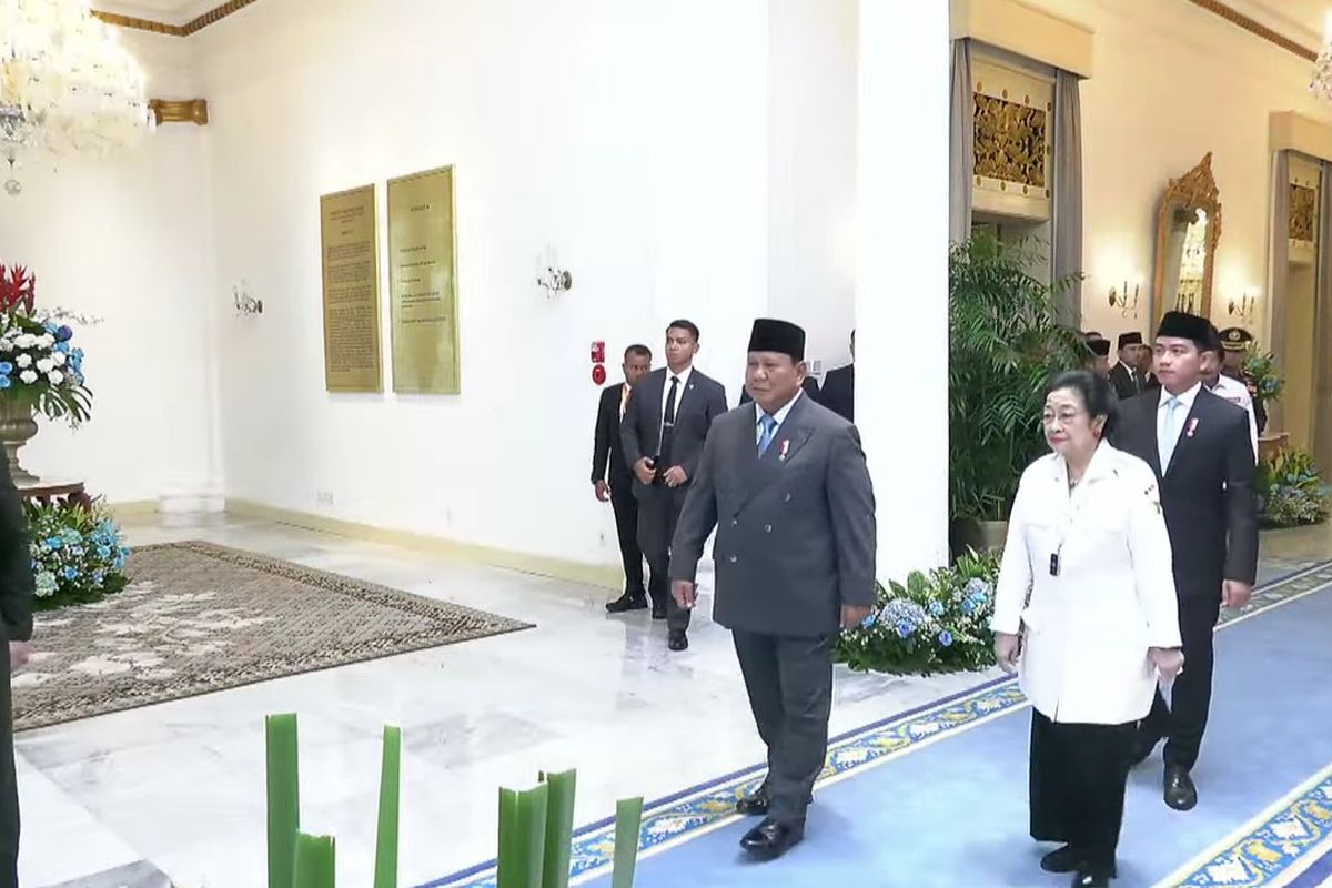 KEAKRABAN PRABOWO MEGAWATI: Tangkapan layar momen Presiden Prabowo Subianto bersama Megawati dan wakil presiden Gibran Rakabuming, dalam perayaan hari Pancasila, Senin (2/6/2025). Rocky Gerung menangkap maksud dari keakraban Prabowo dan Megawati di acara Hari Pancasila. Rocky pun menyindir Gibran Rakabuming yang tampak canggung berhadapan dengan Megawati.