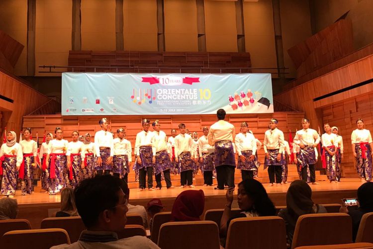 Tim paduan suara Grazia Vocalista dari SMAN 34 Jakarta saat tampil dalam lomba paduan suara internasional The 10th Orientale Concentus, International Choral Festival 2017, Sabtu (8/7/2017) di Singapura.