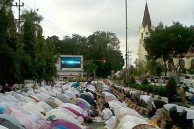 Peserta sholat Idul Adha di Masjid Agung Malang meluber sampai di depan Gereja GPIB Immanuel. 