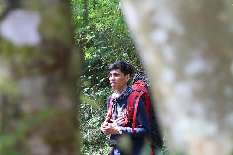 Pendaki melewati jalur Gunung Ciremai dari Base Camp Palutungan di Desa Cisantana, Kecamatan Cigugur, Kabupaten Kuningan, Jawa Barat. Gunung Ciremai merupakan gunung tertinggi di Jawa Barat yang memiliki ketinggian 3.078 meter di atas permukaan laut (mdpl).