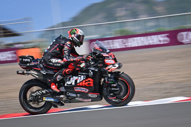 Pebalap Aprilia Racing Marco Bezzecchi memacu kecepatan sepeda motornya dalam sesi kualifikasi Q2 MotoGP Indonesia 2025 di Sirkuit Internasional Pertamina Mandalika, Lombok Tengah, Nusa Tenggara Barat, Sabtu (4/10/2025). Marco Bezzecchi meraih pole position atau posisi pertama dalam posisi star MotoGP Mandalika 2025 setelah menjadi yang tercepat dalam sesi kualifikasi Q2 dengan catatan waktu terbaiknya 1 menit 28,832 detik. ANTARA FOTO/Aditya Pradana Putra/tom.


