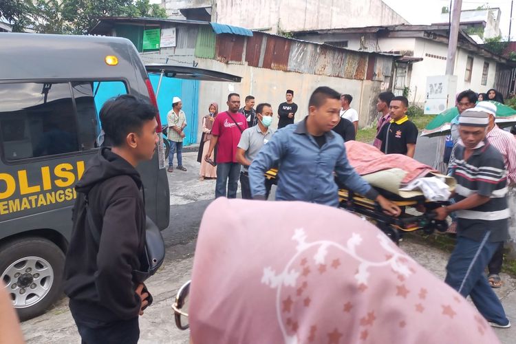 Jasad Rudi Nugraha (34) tiba di Jalan Gunung Sipiso-piso, Kelurahan Karo, Kecamatan Siantar Selatan, Kota Pematang Siantar, Sumut, Rabu (29/11/2023) sekitar pukul 17.45 WIB.
