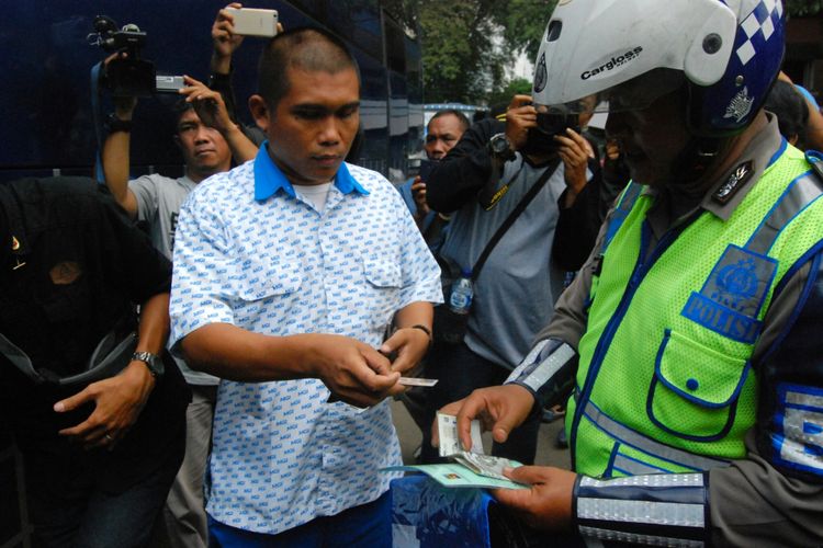 Petugas kepolisian memeriksa kelengkapan surat-surat kendaraan dalam razia bus di Terminal Baranangsiang, Bogor, Jawa Barat, Rabu (3/5/2017).