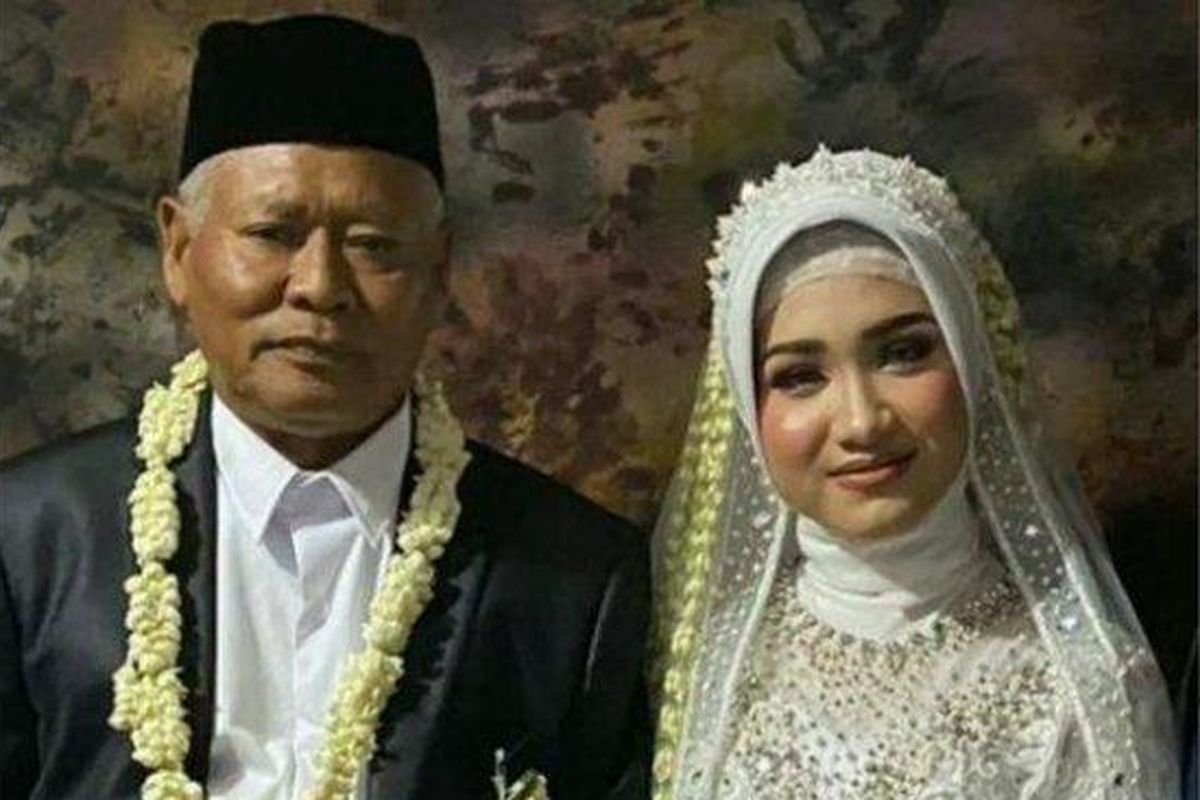 H Sondani, seorang pria berusia 61 tahun, menikahi gadis 19 tahun bernama Fia Barlianti. Pernikahan beda usia ini terjadi di Kabupaten Cirebon, Jawa Barat, Rabu (18/5/2022).