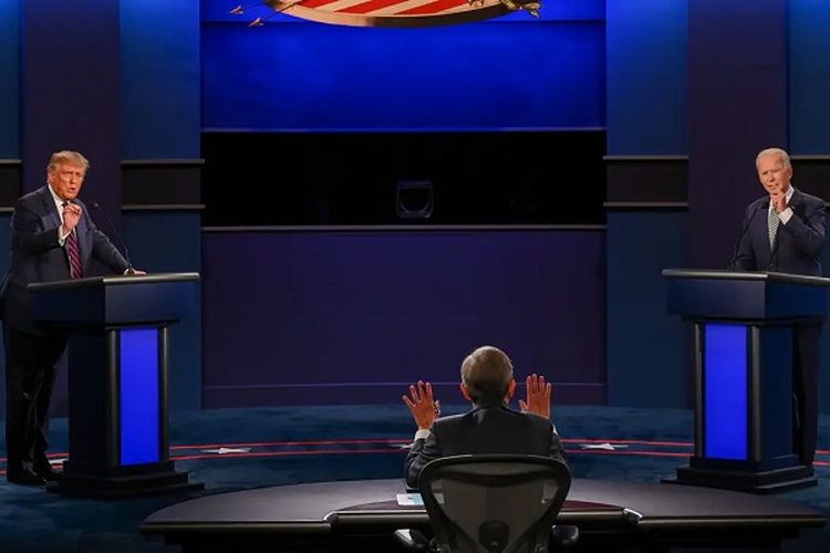 Calon Presiden Partai Republik Presiden Petahana Donald Trump berdebat dengan Calon Presiden Partai Demokrat mantan Wakil Presiden Joe Biden di kampus Universitas Case Western Reserve, Cleveland, Ohio, Selasa malam (29/09/2020)  