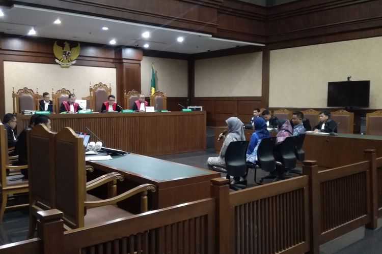 Sidang pemeriksaan saksi untuk mantan Direktur Utama PT INTI Darman Mappangara. Darman merupakan terdakwa kasus dugaan suap terkait pengadaan semi BHS di sejumlah bandara yang ada di bawah naungan PT AP II.