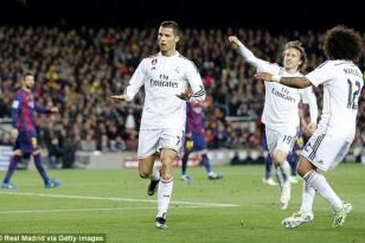 Striker Real Madrid, Cristiano Ronaldo, seusai mencetak gol ke gawang Barcelona pada lanjutan Primera Division di Camp Nou, Minggu (22/3/2015). 