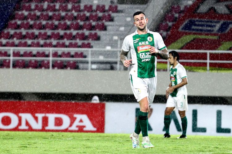 Pemain asing PSS Sleman Aaron Evans berlari saat pertandingan pekan 12 Liga 1 2021-2022 melawan PSM Makassar yang berakhir dengan skor 2-2 di Stadion Manahan Solo, Kamis (18/11/2021) malam.