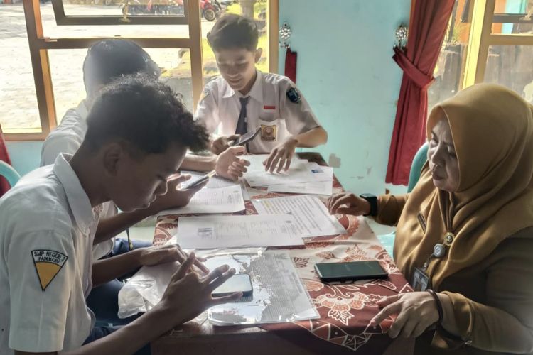 Sejumlah calon murid melakukan pengambilan PIN SPMB Jatim 2025 di SMAN 2 Pamekasan