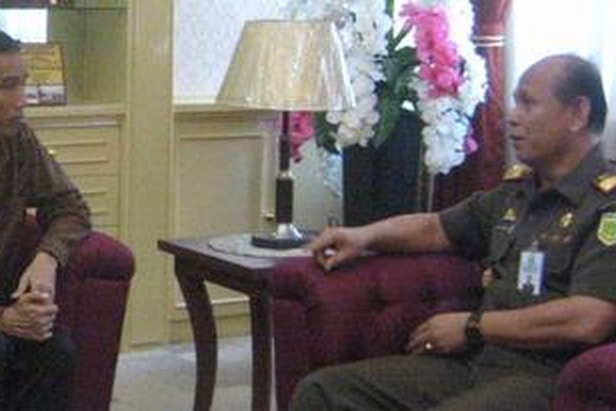 Gubernur DKI Jakarta, Joko Widodo menyambangi Kejaksaan Tinggi DKI di Kuningan, Jakarta Selatan, Kamis, (8/11/2012). Kunjungannya itu langsung diterima oleh Kepala Kejaksaan Tinggi DKI, Didiek Darmanto. Kunjungannya itu bermaksud untuk menyelaraskan visi misi didalam tubuh Pemerintah Provinsi (Pempro) DKI dan memback up permasalahan-permasalahan yang ada di tubuh Pemprov DKI.