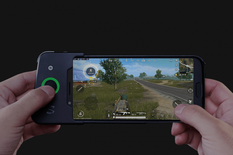 Xiaomi Black Shark dengan gamepad, saat dipakai bermain game mobile.