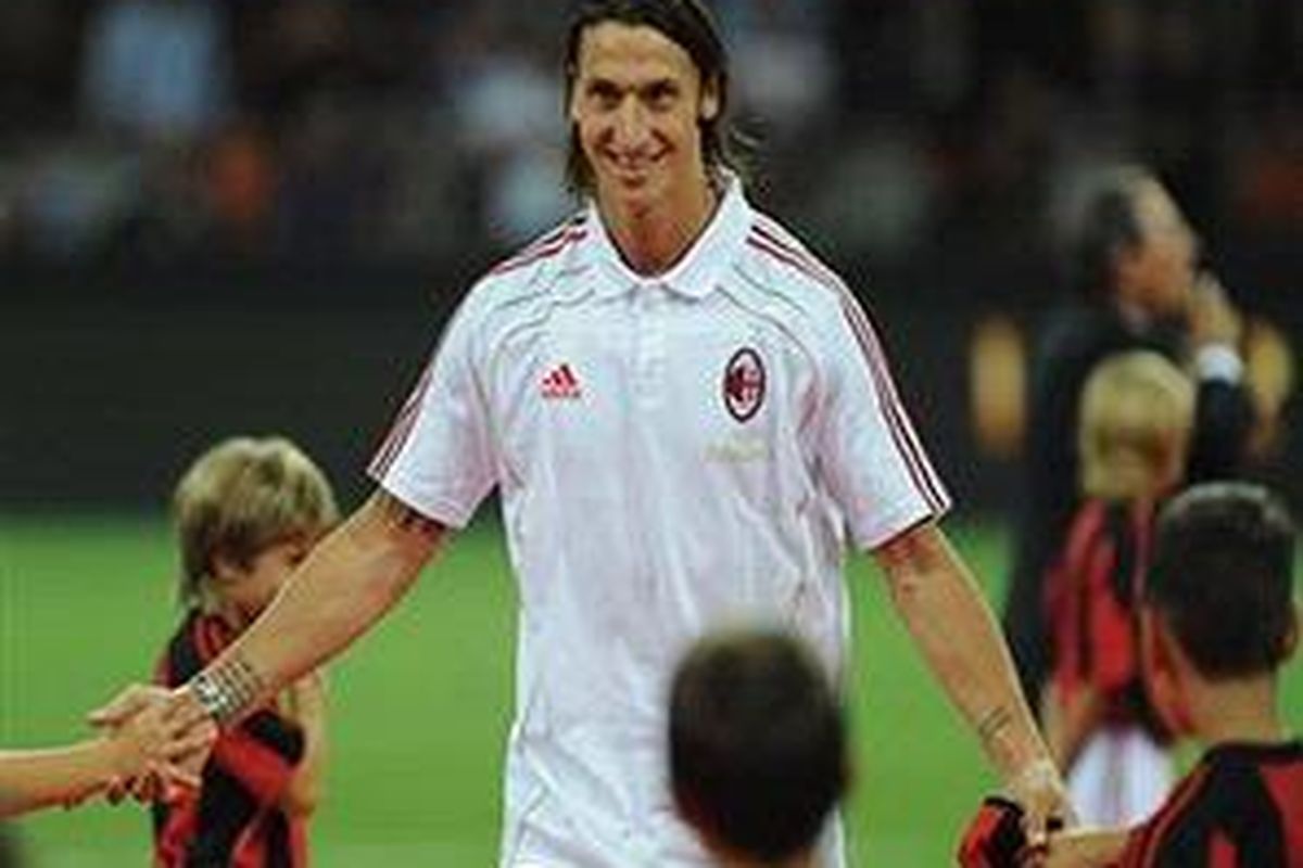 Zlatan Ibrahimovic dikelilingi anak-anak berseragam AC Milan sebelum pertandingan tim itu lawan Lecce. Kehadiran Ibra di Stadion Giuseppe Meazza dinilai pelatih Massimiliano Allegri menyemangati timnya hingga menang 4-0.