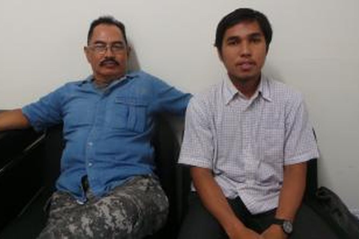 Hudi Hermawan (kiri) dan ponakannya Mochammad Yaumil Pasha, di studio KompasTV, Jumat (7/11/2014). Hudi adalah penemu cincin Iriana Joko Widodo dalam acara Kirab Budaya-Pesta Rakyat pada 20 Oktober 2014. 