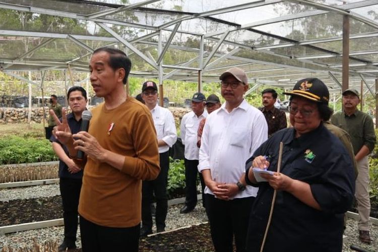 Presiden Joko Widodo menjelaskan Persemaian Mentawir kepada wartawan Istana Kepresidenan, di Penajam Paser Utara, Kalimantan Timur, Kamis (23/2/2023).