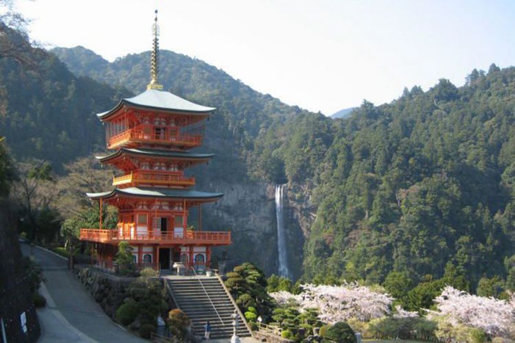 Kuil Budha Seiganto-ji dan air terjun Nachi. 