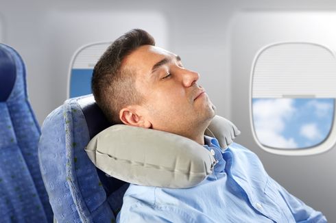 6 Tips Tidur di Pesawat Jarak Jauh, Pastikan Nyaman dan Nyenyak