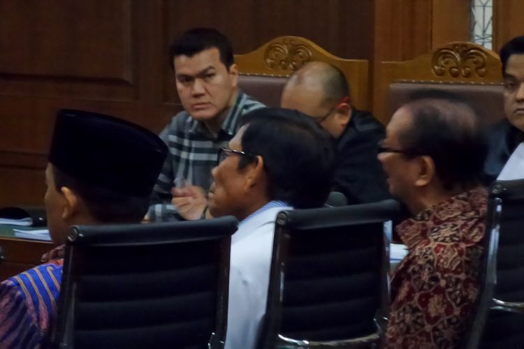 Mantan Ketua Fraksi Demokrat, Jafar Hafsah (tengah), di Pengadilan Tipikor Jakarta, Senin (16/10/2017).