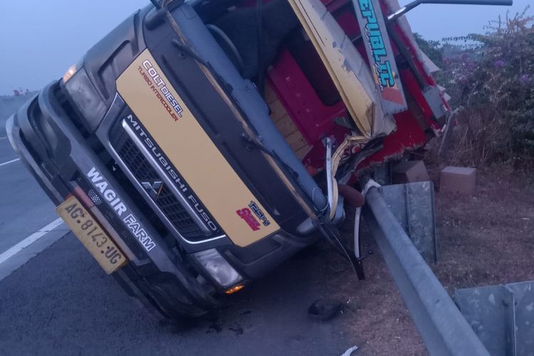 Kecelakaan truk di jalan tol