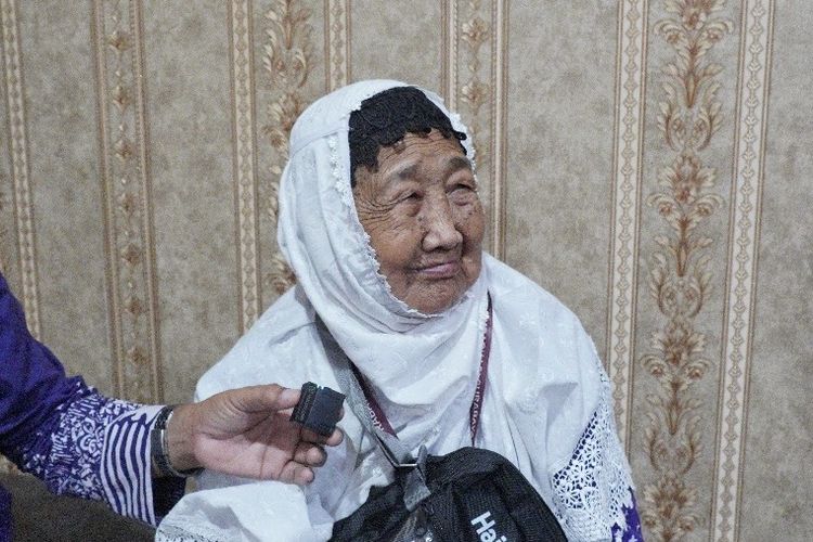 Wanita 91 Tahun, Jemaah Haji Tertua Asal Gresik, ke Tanah Suci berkat Hasil Memijat Bayi