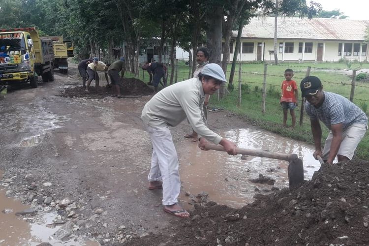 Romo Yohanes bersama sejumlah umatnya memperbaiki jalan yang rusak sepanjang hampir satu kilometer di Timor Tengah Utara, NTT.
