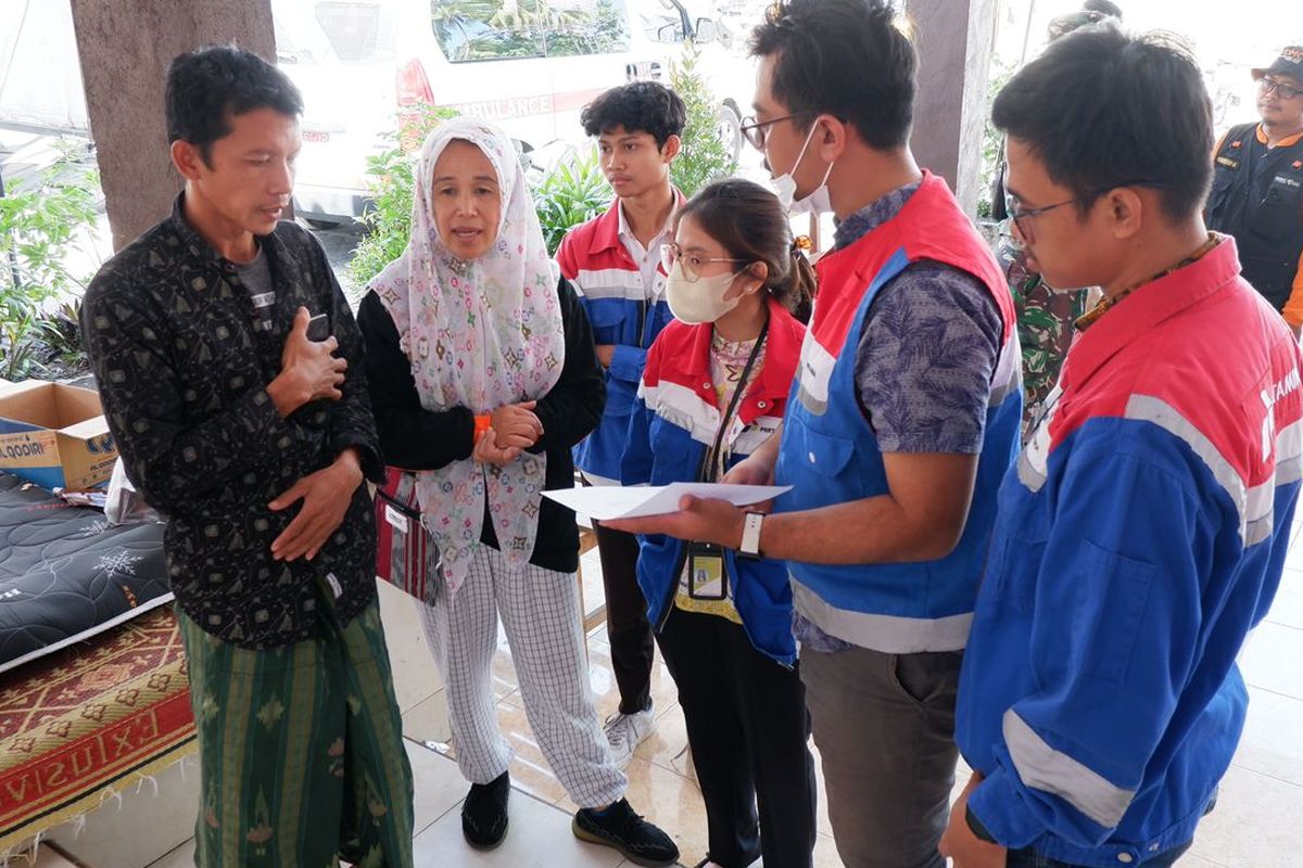 PT Pertamina Gas (Pertagas) sebagai afiliasi Sub Holding Gas Pertamina menyalurkan bantuan berupa ratusan paket logistik kepada korban banjir longsor di Desa Jarit, Kecamatan Candipuro, Kabupaten Lumajang, Jawa Timur, Rabu (12/7/2023). 