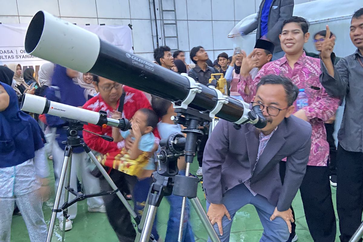 Kepala OASA FSH UINSA Surabay, Novi Sopwan saat melakukan rukyatul hilal, Jumat (28/2/2025)