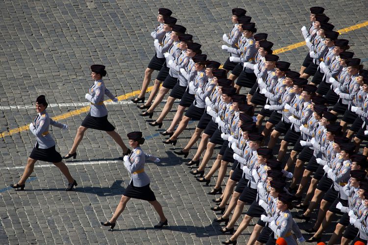 Foto pada 7 Mei 2019 menunjukkan tentara wanita Rusia tberbaris saat latihan pasukan Rusia untuk parade militer Hari Kemenangan di Lapangan Merah di Moskwa. 