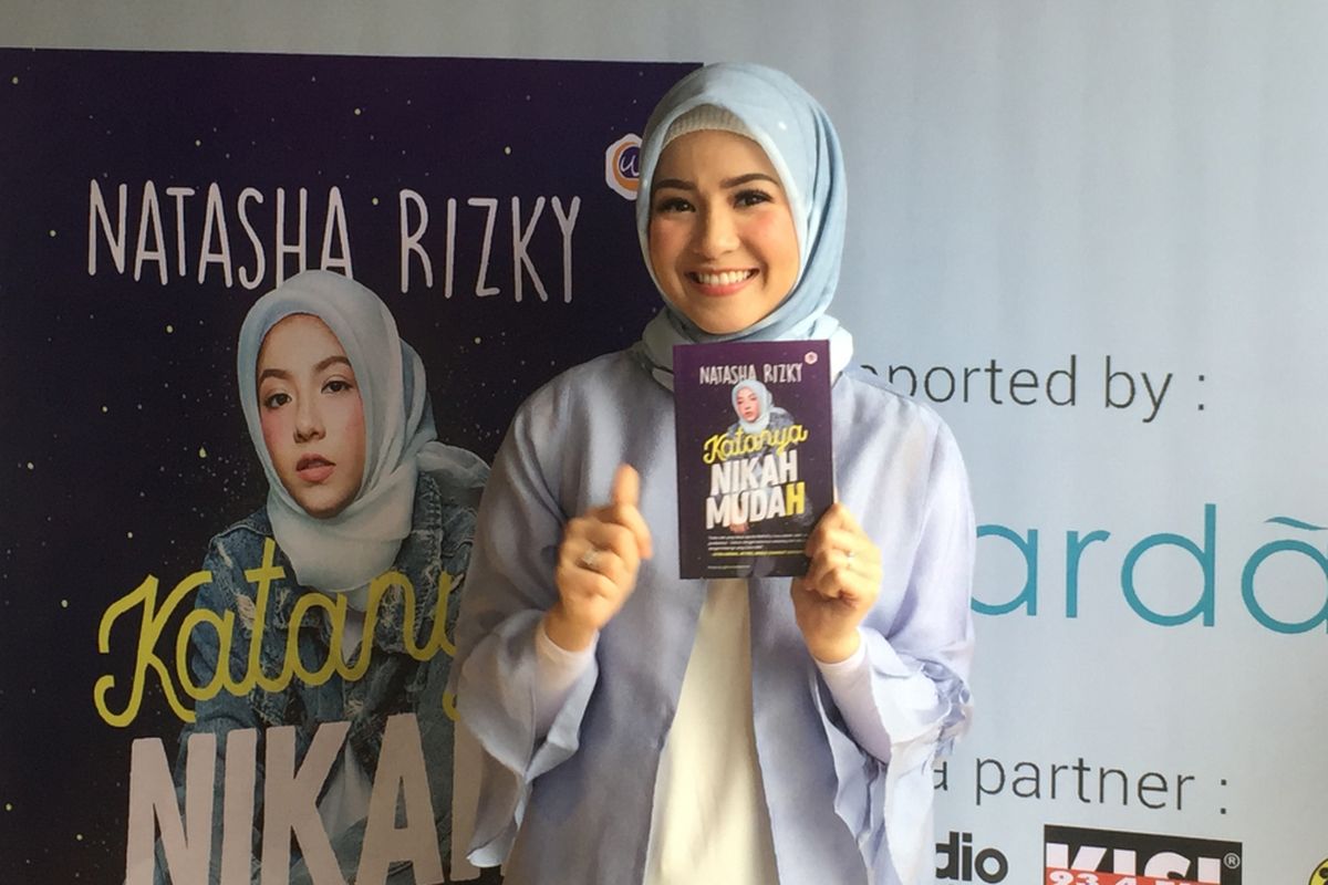 Natasha Rizki berpose dalam acara peluncuran buku berjudul ‘Katanya Nikah Muda(h)’ di Gordi HQ, Cilandak Timur, Jakarta Selatan, Senin (23/4/2018).