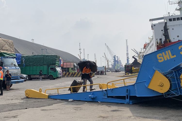 Terjebak di Kapal dan Bayaran yang Tak Kunjung Datang, Perjuangan Taufik Jadi Porter di Tanjung Perak