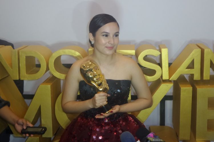 Chelsea Islan usai menerima penghargaan Indonesian Movie Actors Awards 2017 yang digelar di Plenary Hall MNC News Center, Jakarta Pusat, Kamis (18/5/2017) malam.