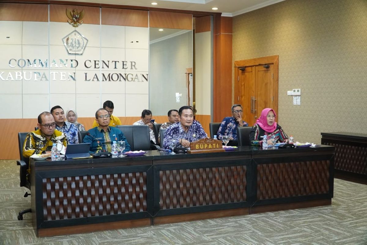 Bupati Lamongan Yuhronur Efendi (tengah) saat memaparkan inovasi Posyandu Kucing secara daring, di Ruang Command Center Gedung Pemkab lantai 3, Kamis (27/11/2025).