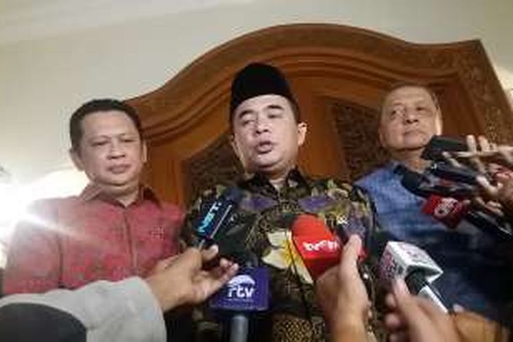 Ketua DPR RI Ade Komarudin (tengah) usai bertemu presiden ketiga RI Bacharudin Jusuf Habibie di kediaman Habibie, Jalan Patra Kuningan, Kuningan, Jakarta Selatan, Kamis (14/4/2016) 