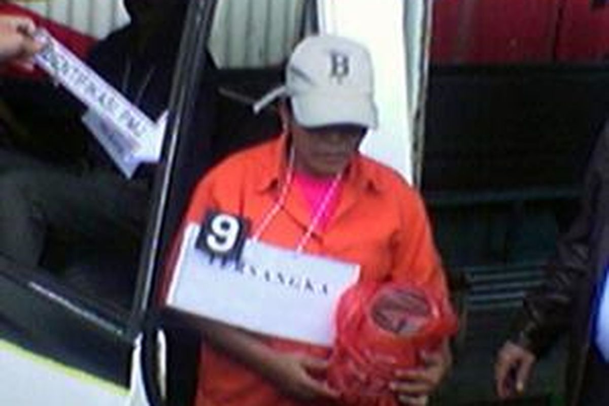 Tersangka kasus mutilasi, Sriyati melakukan rekonstruksi penyebaran mayat di halaman Polda Metro Jaya, Rabu (3/12). 