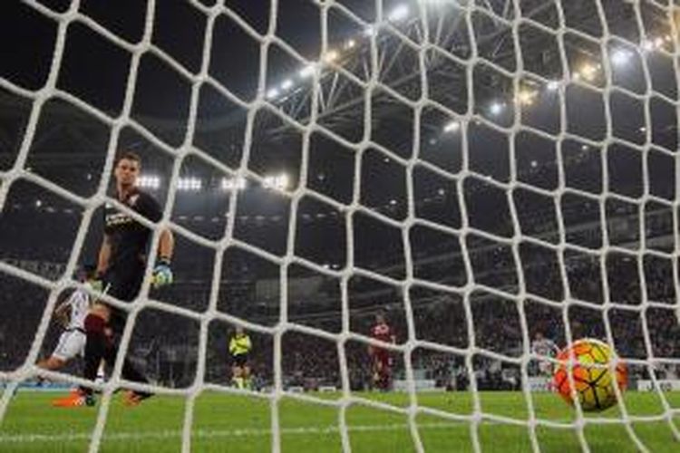 Daniele Padelli (hitam) melihat bola masuk ke gawang Torino pada partai derbi melawan Juventus di Juventus Stadium, Sabtu (31/10/2015).