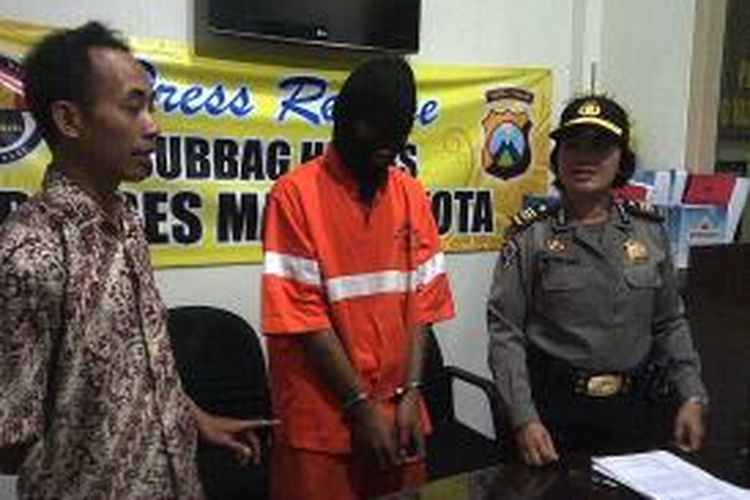 Seorang yang diduga pelaku pencurian dengan kekerasan serta pemerkosaan (tengah) berhasil ditangkap polisi Mapolresta Malang, Jawa Timur, Jumat (25/7/2014).