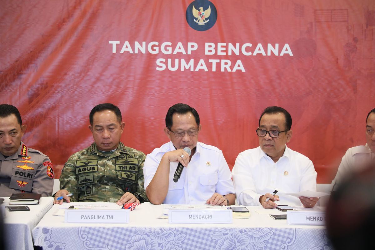 Menteri Dalam Negeri (Mendagri) Muhammad Tito Karnavian dalam Konferensi Pers Bencana Sumatera di Posko Bencana Pangkalan Udara (Lanud) Halim Perdanakusuma, Jakarta, Jumat (19/12/2025).