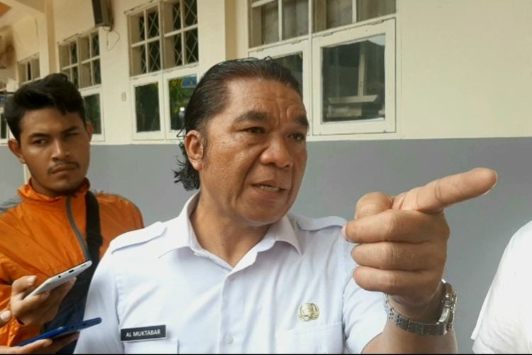 Penjabat Gubernur Banten Al Muktabar meminta Ombudsman agar membeberkan data sekolah dan oknum yang melakukan praktik jual beli kursi pada PPDB tahu 2023. Al meminta untuk memberikan bukti-bukti valid dan konkrit kepada pelapor.