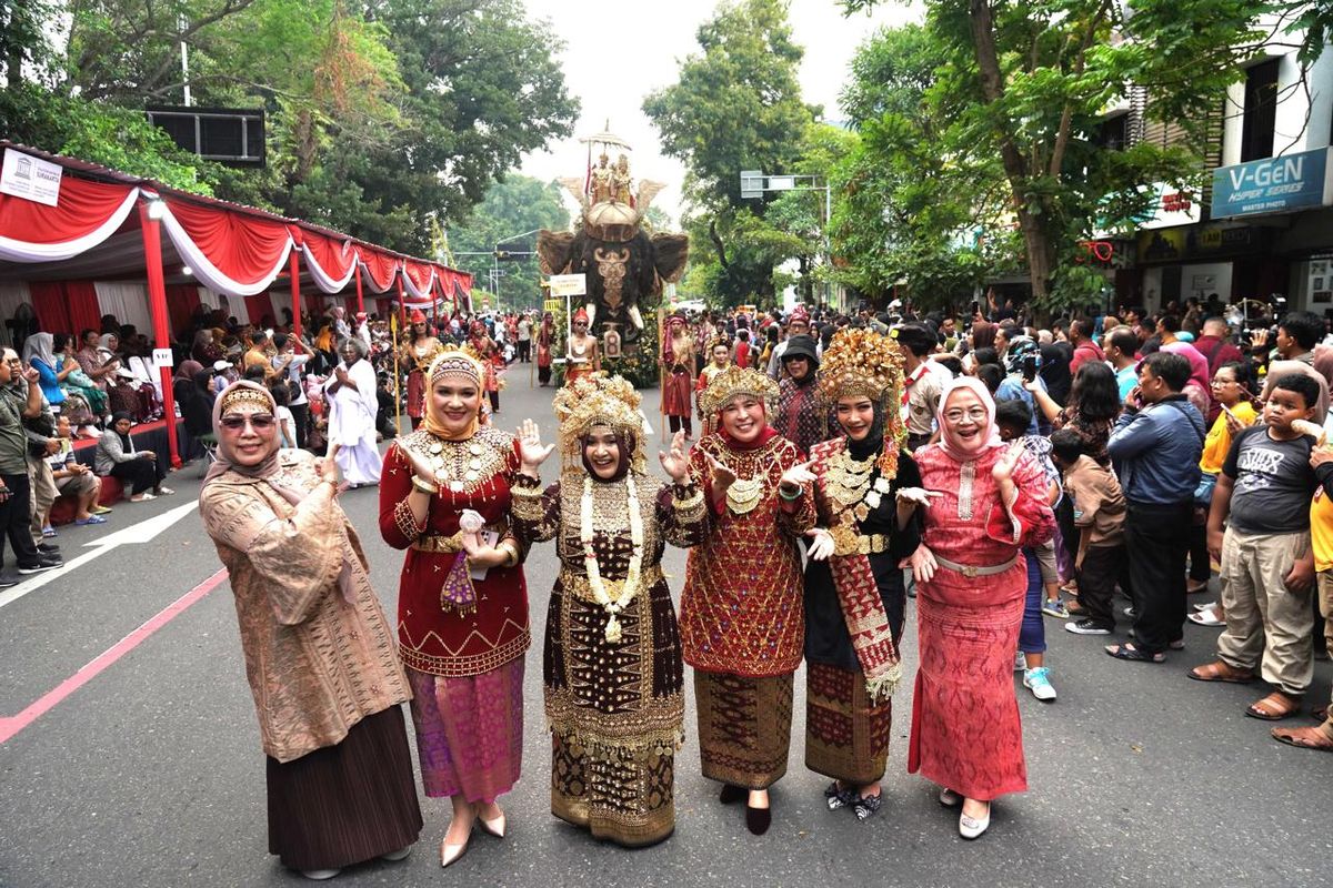 Dekranasda Sumsel menampilkan wastra dengan material kain dan corak warna dari bahan-bahan alami dalam pameran HUT Dekranas ke-44.