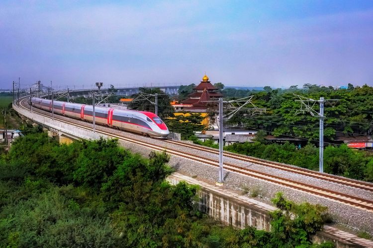 Kereta Cepat Whoosh.