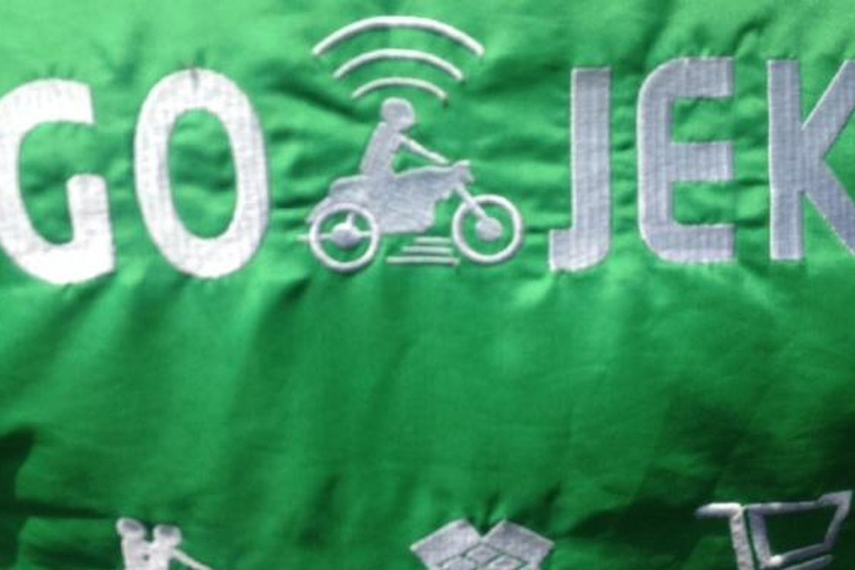 Logo Go-Jek di jaket salah satu driver atau pengendara.