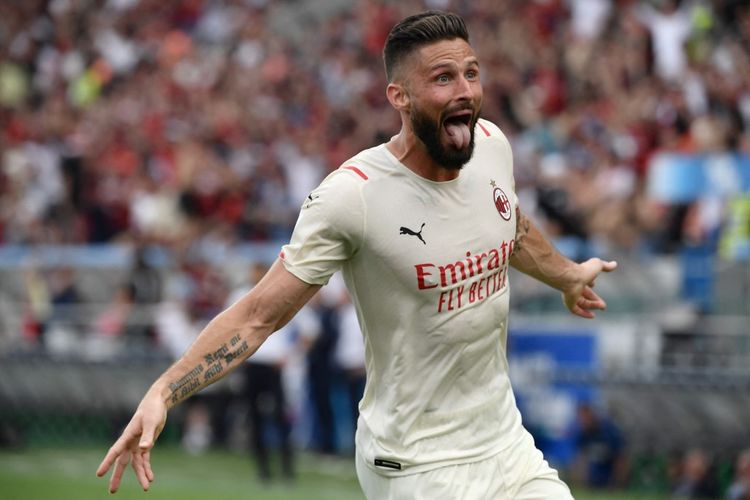 Penyerang AC Milan, Olivier Giroud, melakukan selebrasi usai menjebol gawang Sassuolo dalam laga pekan ke-38 Liga Italia 2021-2022 di Stadion Mapei, Minggu (22/5/2022)