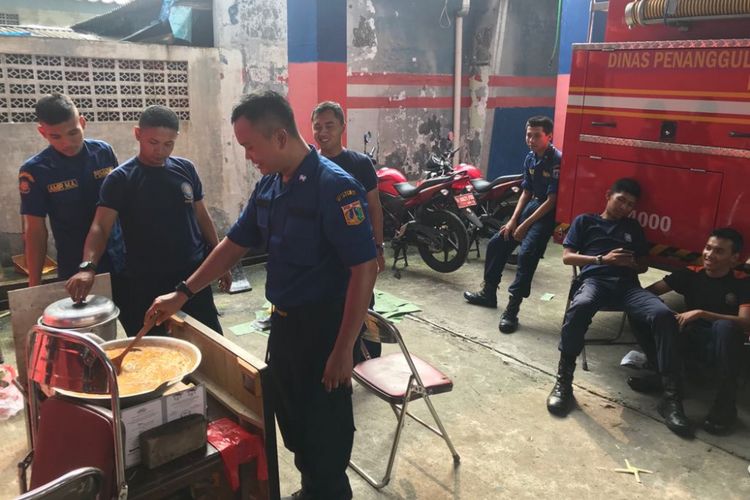 Suasana posko pemadam kebakaran sektor Pasar Minggu jelang Lebaran