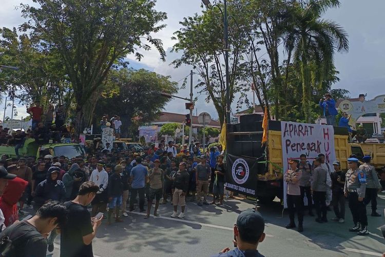Ironi Kota Minyak, Hanya 2 SPBU Layani Biosolar Bikin Ratusan Sopir Truk Demo DPRD