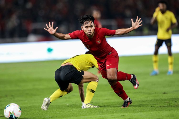 Pesepak bola timnas Indonesia, Andik Vermansyah berebut bola dengan pesepak bola timnas Malaysia saat pertandingan Kualifikasi Piala Dunia 2022 Grup G Zona Asia di Stadion Gelora Bung Karno, Senayan, Jakarta, Kamis (5/9/2019). Tim nasional Indonesia menelan kekalahan dari Malaysia dengan skor 2-3.