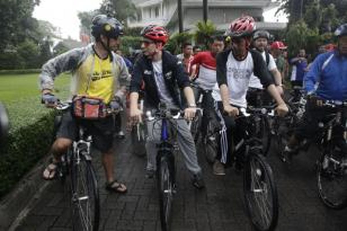 Pebalap MotoGP dari tim Yamaha, Jorge Lorenzo (tengah), bersiap bersepeda bersama Gubernur DKI Jakarta Joko Widodo (kanan) dari rumah dinas Gubernur DKI menuju Balaikota Jakarta, Jumat (17/1/2014). Setelah bersepeda, Jorge Lorenzo sarapan pagi bersama Jokowi di Balaikota.