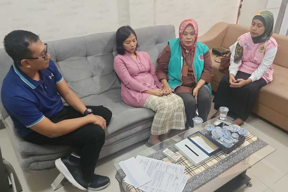 Dokter asal Bogor bernama Qory (kedua dari kiri) viral karena dilaporkan hilang sudah ditemukan. Ia didampingi Unit PPA dan Dinas P2PT2A di Mapolres Bogor, Cibinong, Kabupaten Bogor, Jawa Barat, Jumat (17/11/2023). Ia ditemukan usai melarikan diri ke rumah aman Dinas Pusat pelayanan terpadu Perlindungan Perempuan dan anak (P2TP2A).
