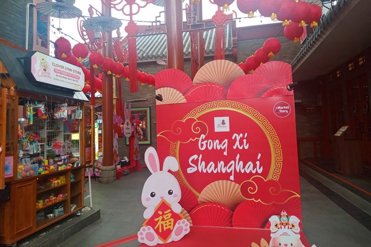 Salah satu tempat terbaru yang berkonsep Chinatown atau pecinan, yakni Old Shanghai, juga bisa menjadi pilihan destinasi wisata menarik saat perayaan Imlek.