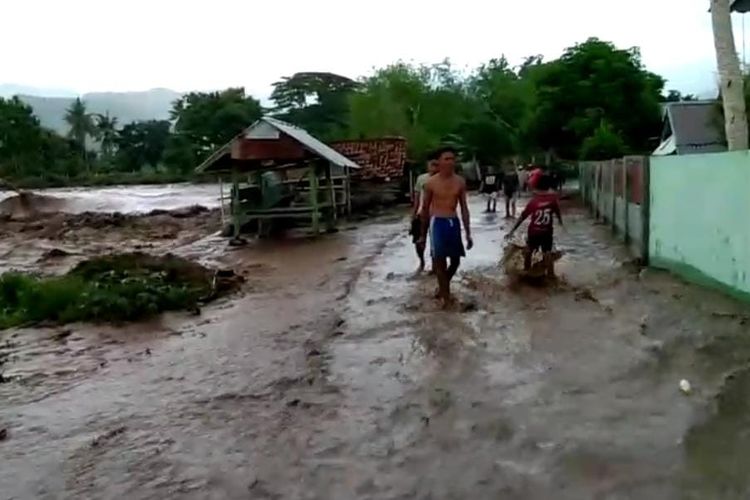 Banjir Bandang di Sumbawa terjang 3 desa, 2 rumah hanyut