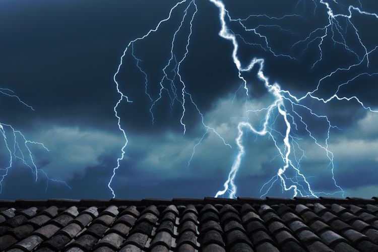 Ilustrasi hujan petir.  