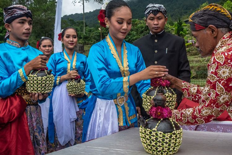 Sejumlah penari Sendratari Kopi Serasi menyerahkan kendi kepada pemangku budaya masyarakat Candi Gedongsongo (kanan) saat prosesi pembersihan candi dalam Festival Gedongsongo di kompleks candi tersebut di Kabupaten Semarang, Jawa Tengah, Kamis (21/3/2019). Berbagai macam kegiatan budaya dan pameran sejumlah sektor pendukung pariwisata yang menjadi unggulan Kabupaten Semarang ditampilkan dalam festival yang berlangsung hingga Minggu (24/3/2019).